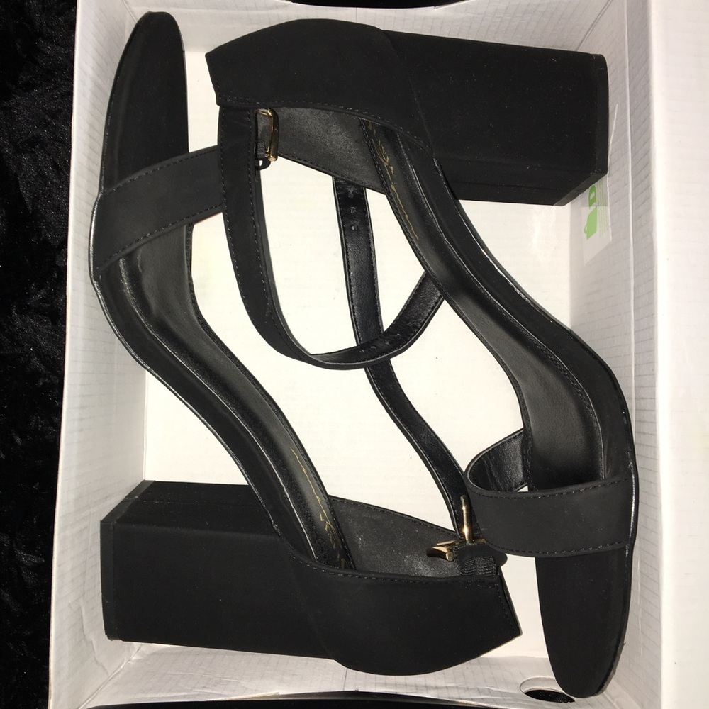 ⚠️LAST CHANCE SALE‼️ Black low heels ( Heel: 3 1/2 in.)